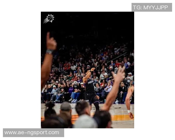 布克上半场表现平平难以支撑球队14投6中仅得17分三分球全失 布克上半场表现平平难以支撑球队14投6中仅得17分三分球全失